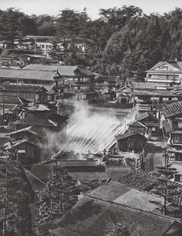 Japan: Kusatsu, Svavelkällor (svartvitt foto) av Axel von Graefe
