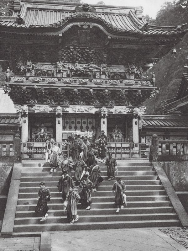Japan: Nikko, Yomei-mon, huvudportalen till Ieyasu-helgedomen (svartvitt foto) av Axel von Graefe
