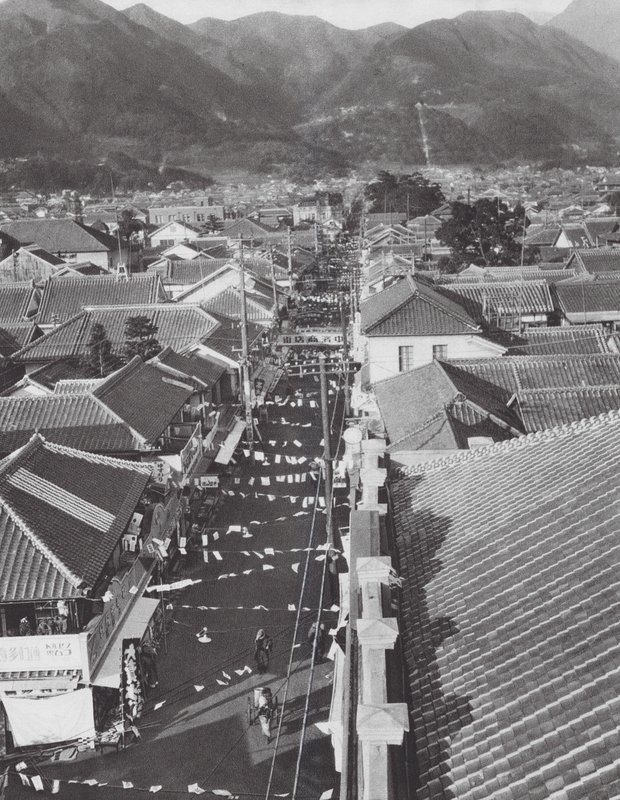 Japan: Köpcentrum i Beppu (svartvitt foto) av Axel von Graefe
