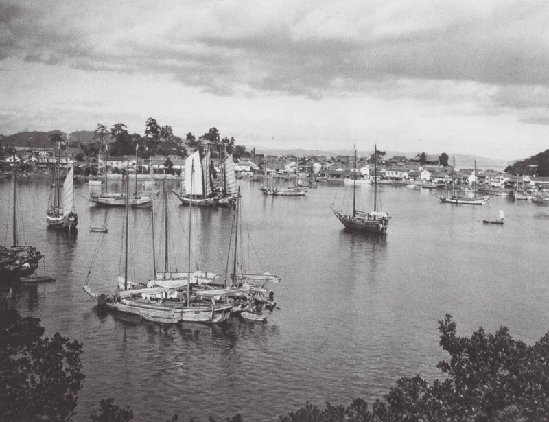 Japan: Tomo, hamn vid inlandssjön (svartvitt foto) av Axel von Graefe