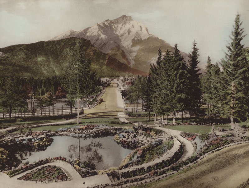 Cascade Mountain och Reflection Pool, Banff (färgfoto) av Byron Hill Harmon