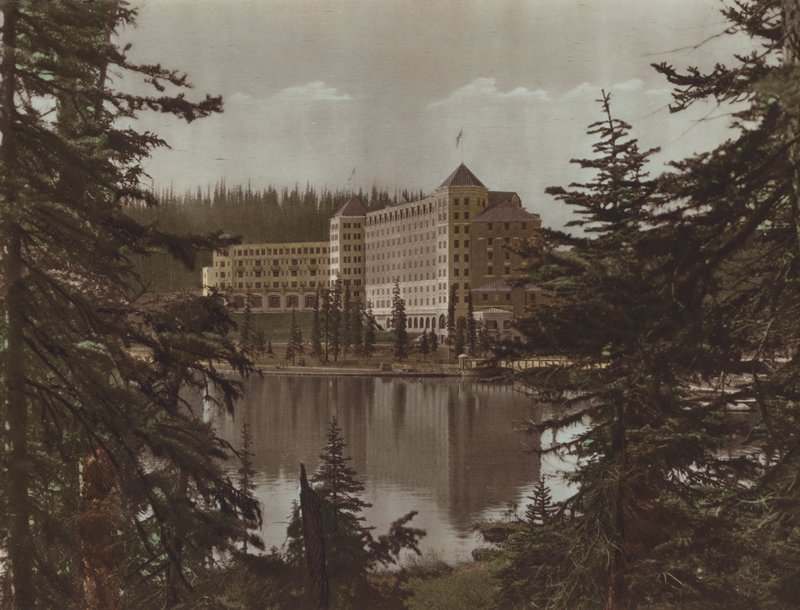 Chateau, Lake Louise (färgfoto) av Byron Hill Harmon