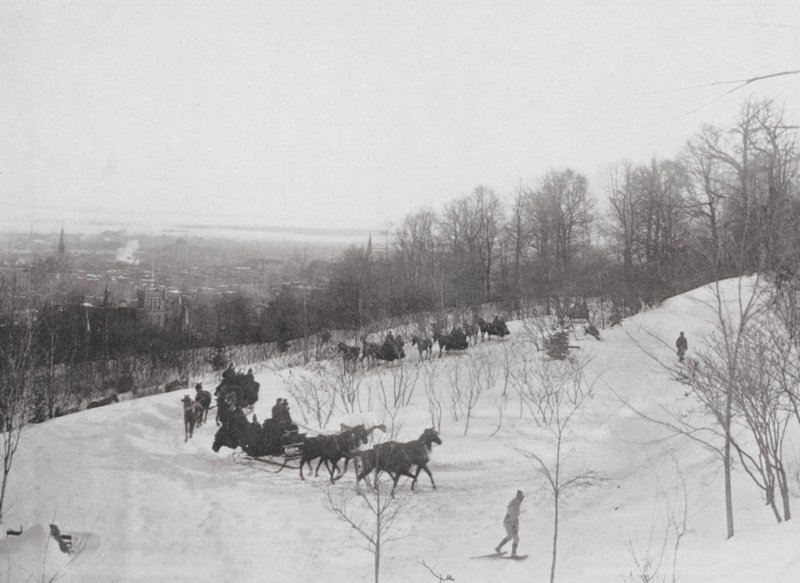 Tandemklubb körning på berget (svartvitt foto) av Canadian Photographer