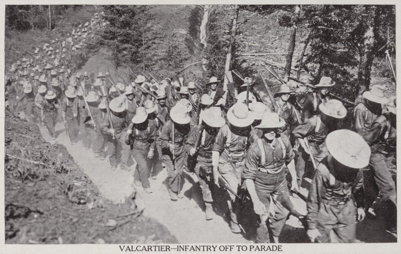 Val Cartier-Infanteriet på väg till parad 1915 (svartvitt foto) av Canadian Photographer