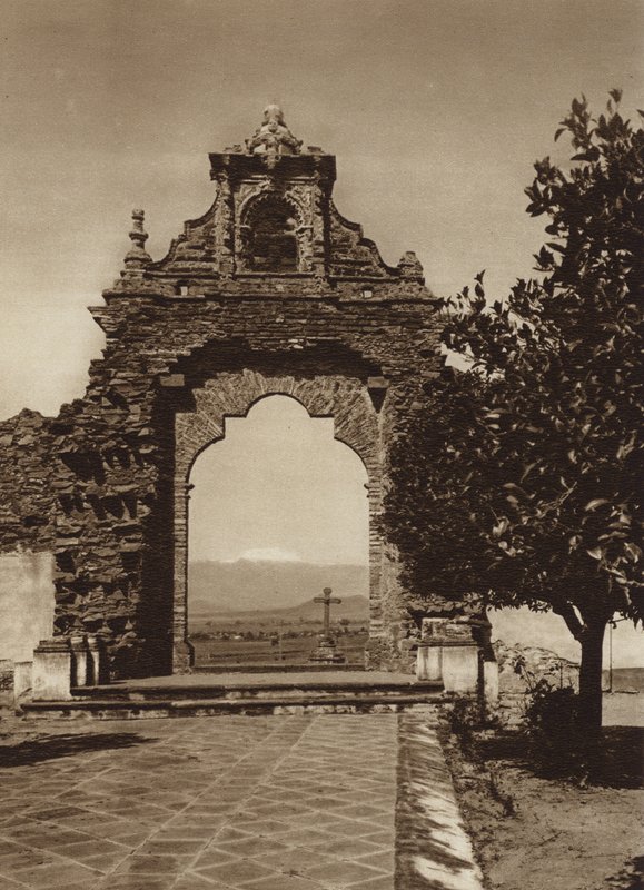 Mexiko: Ingång till atriumet i Acatepec-kyrkan (s/v foto) av Cecile Seler Sachs