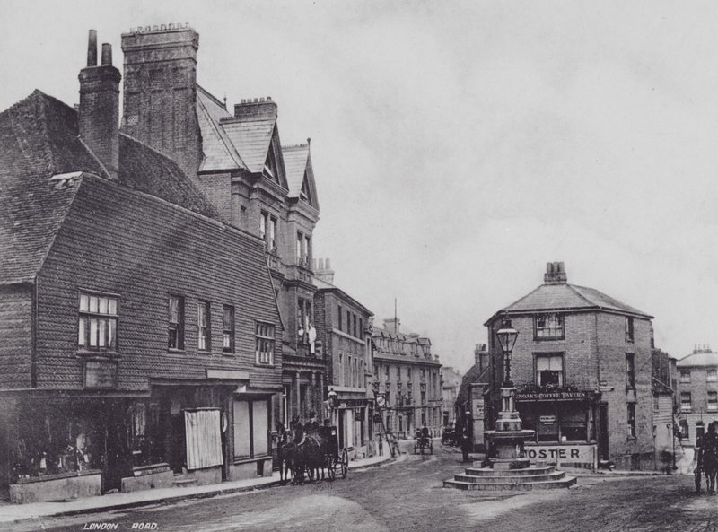 Sevenoaks: London Road (s/v foto) av Charles Essenhigh Corke