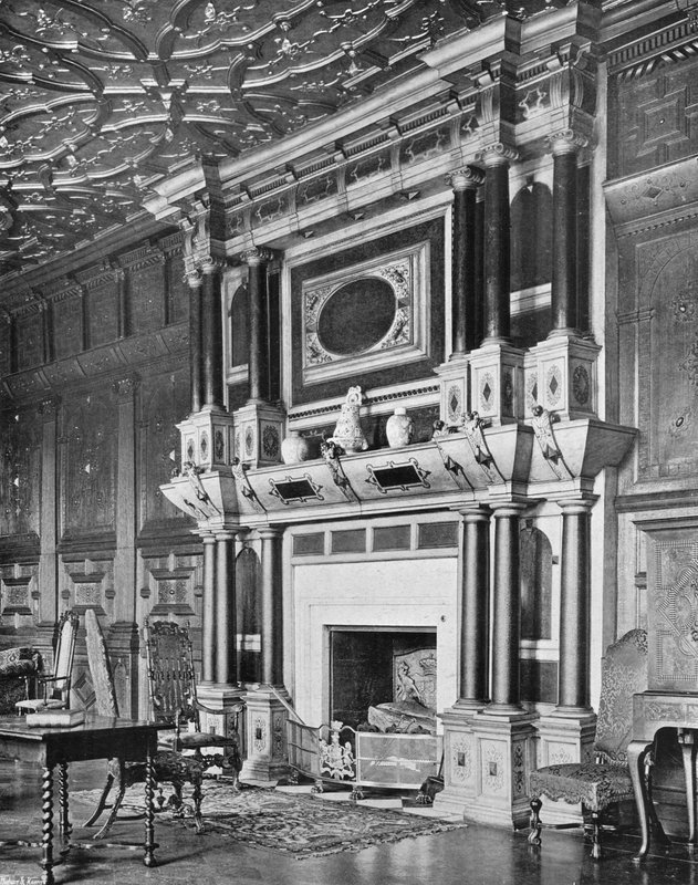 En skorstensbit i det långa galleriet (s/v foto) av Charles Latham