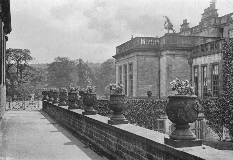 Ristade stenvaser, East Terrace (s/v foto) av Charles Latham