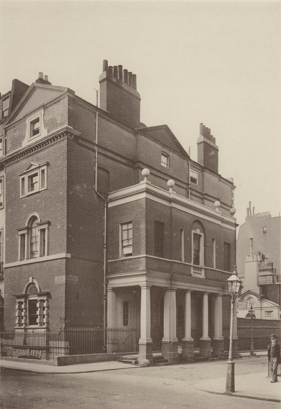 Corner House, South Audley Street, West  av Charles Latham