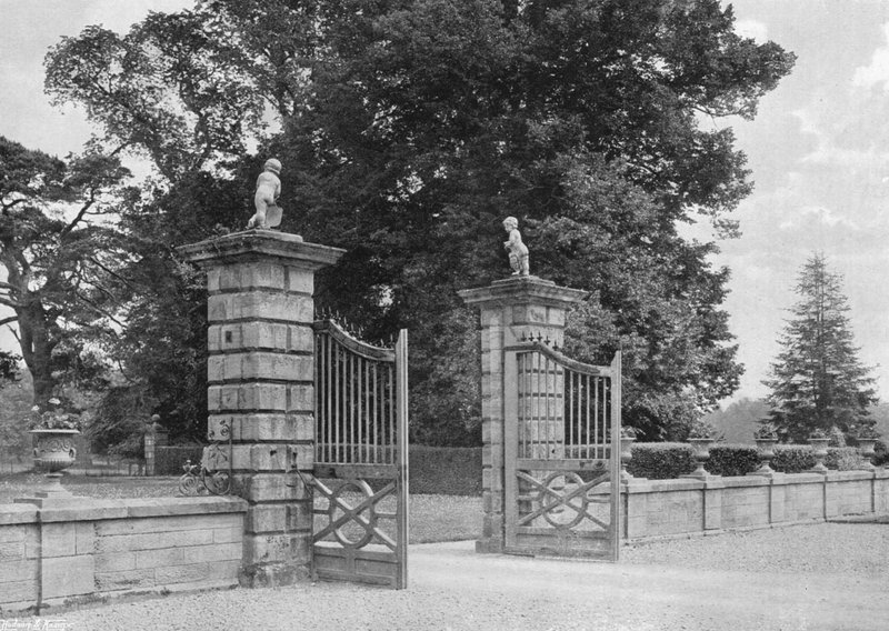 East Entrance Gates från Courtyard av Charles Latham
