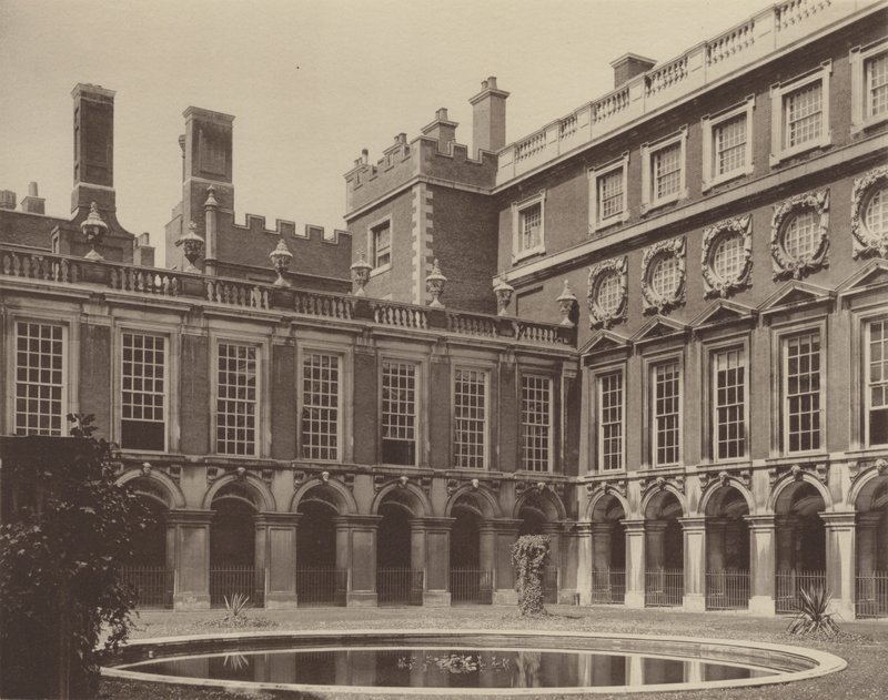 Hampton Court Palace, the Fountain Court  av Charles Latham