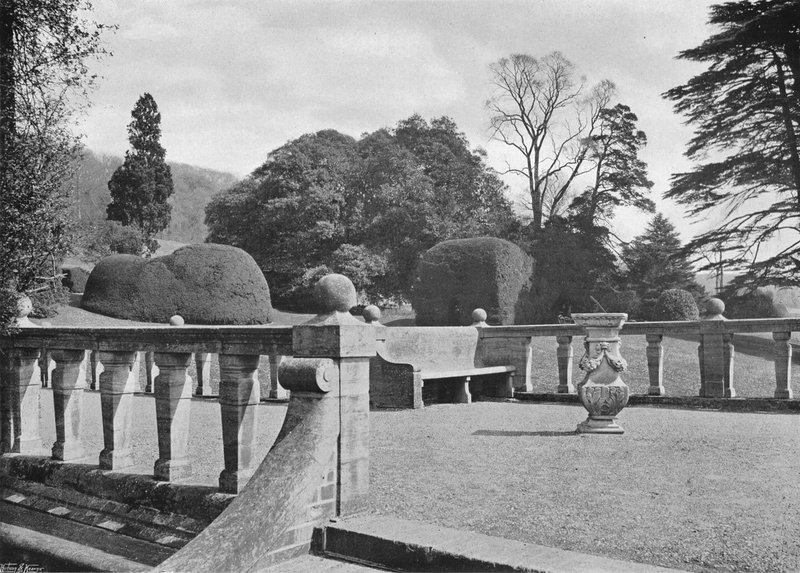 Hardwick House: En balustrad terrass av Charles Latham