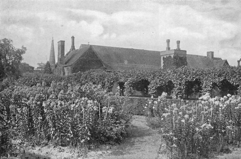 I Priory Garden (s/v foto) av Charles Latham