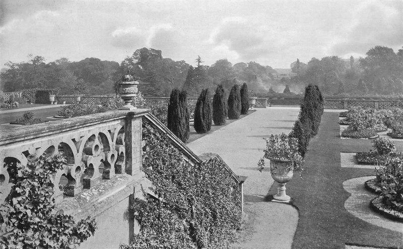 Stairway to the East Garden (s/v foto) av Charles Latham