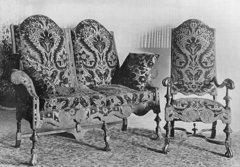 Svit med valnötsstolar och sofföverdrag i engelsk sammet av Charles Latham