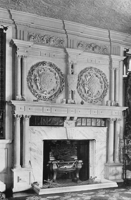The Drawing Room Chimney-Piece (s/v foto) av Charles Latham