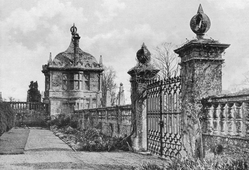 The East Garden-House och Forecourt Gates av Charles Latham