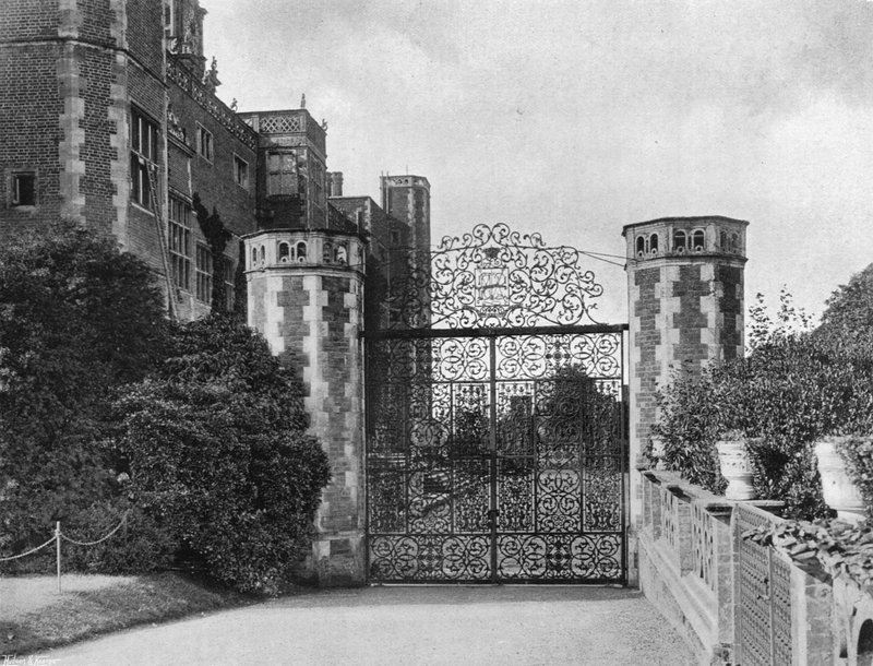 The East Gateway on the North Front (s/v foto) av Charles Latham