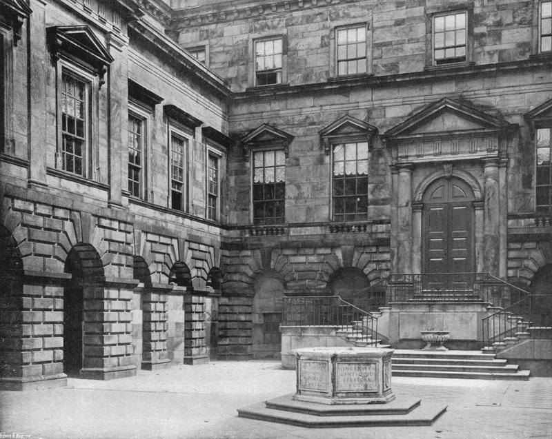 The East Side of the Quadrangle (s/v foto) av Charles Latham