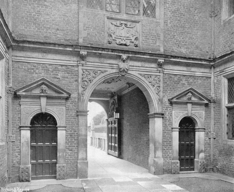 Förgården av Charles Latham