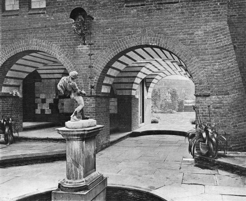 The Fountain Court (s/v foto) av Charles Latham