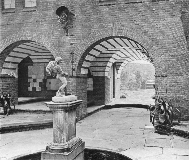 The Fountain Court (s/v foto) av Charles Latham