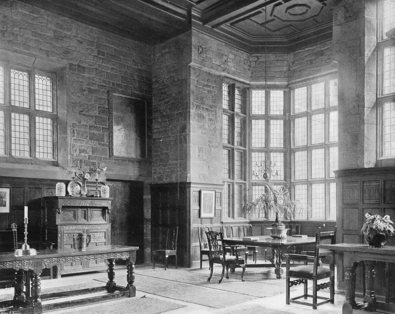 Hallen--The South Window Recess av Charles Latham