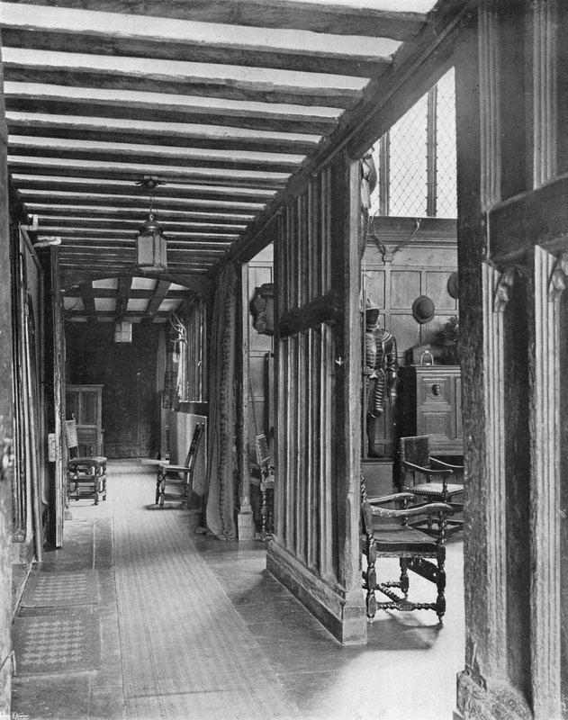 The Hall Screen (s/v foto) av Charles Latham