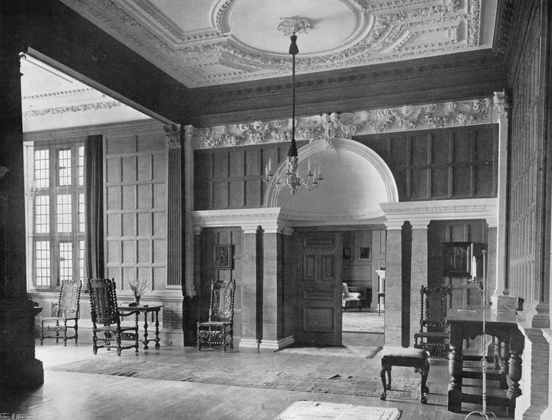Hallen, tittar västerut av Charles Latham