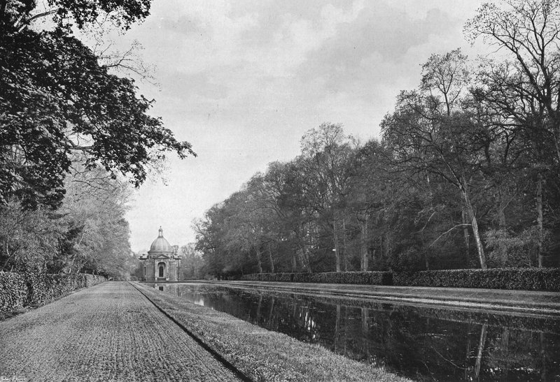 Den långa kanalen och paviljongen av Charles Latham