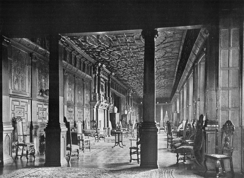 The Long Gallery, med blick österut av Charles Latham