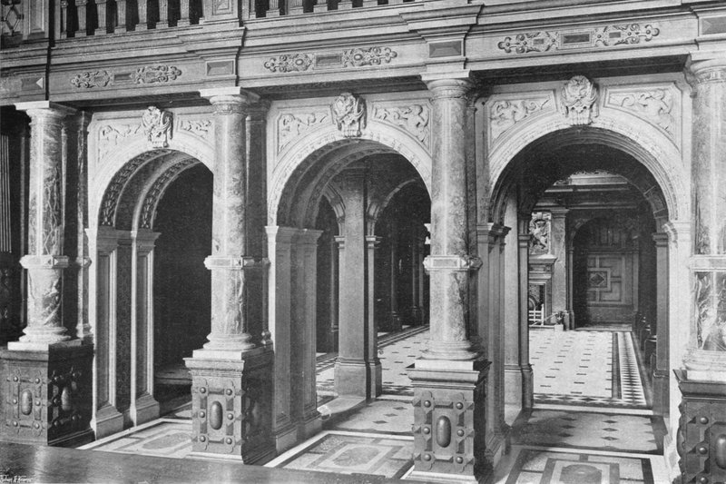 The Marble Hall (s/v foto) av Charles Latham