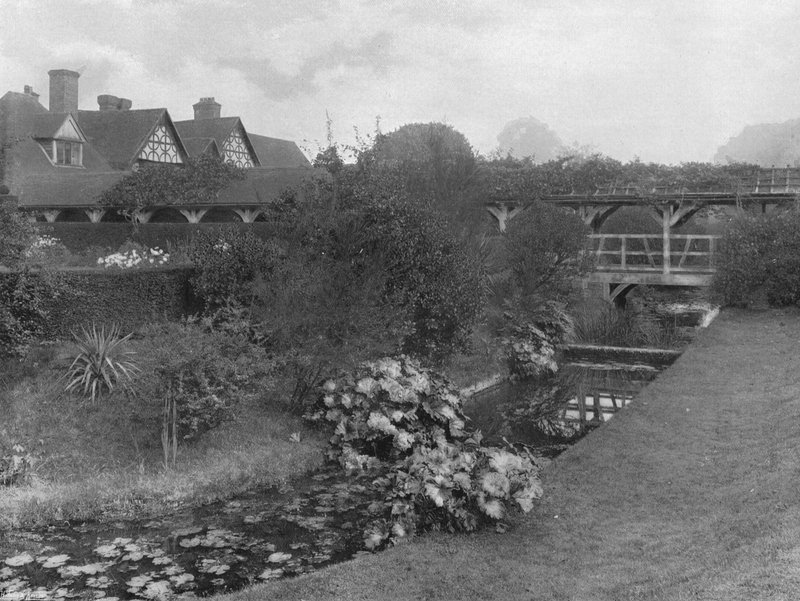 The Turn of the Moat (s/v foto) av Charles Latham