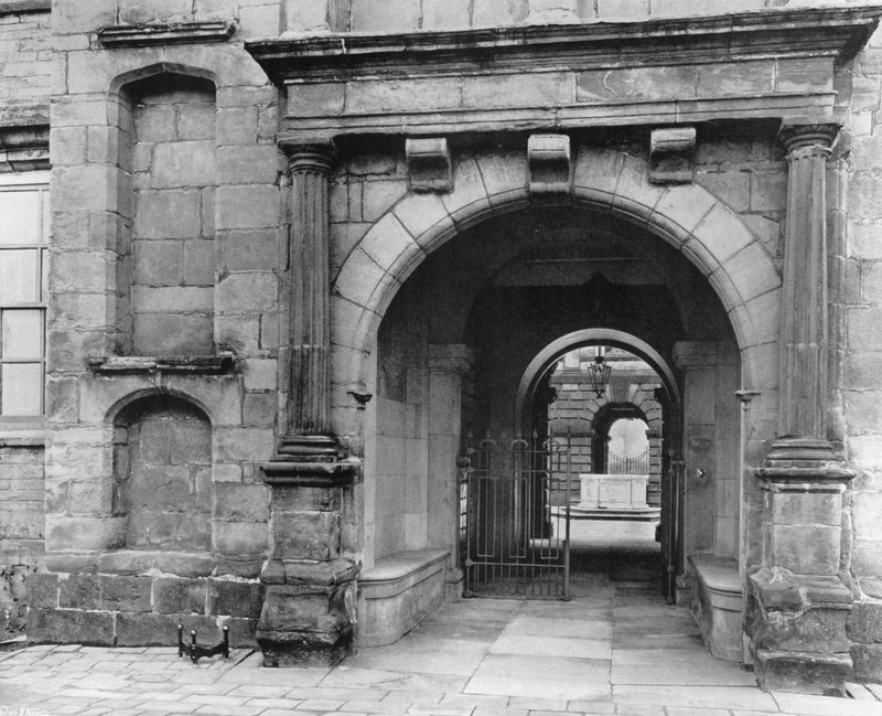 Till Hall Courtyard (s/v foto) av Charles Latham