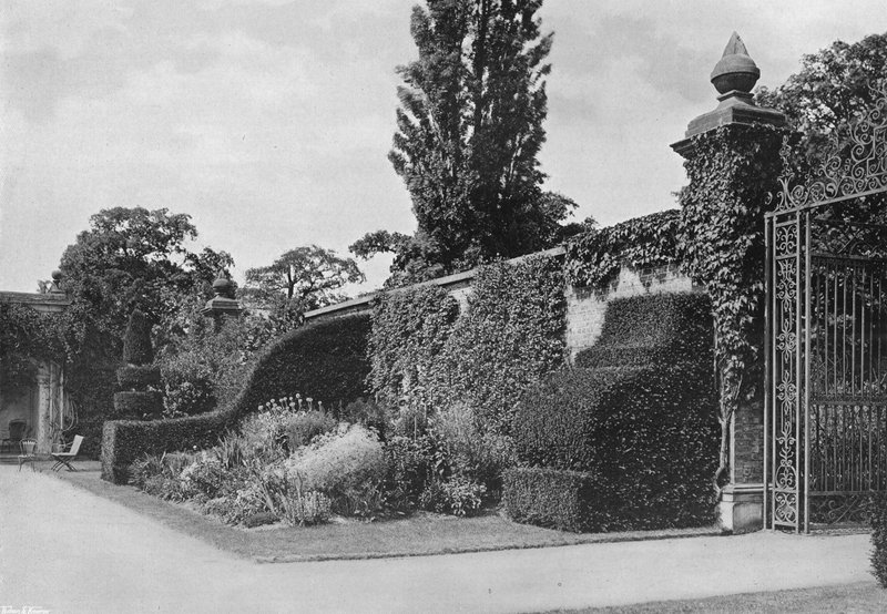 Yew Buttress, Alkovvandringen av Charles Latham