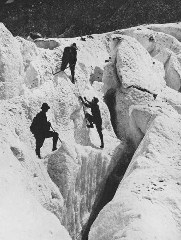 Bergsklättring i Schweiz (svartvitt foto) av Donald McLeish