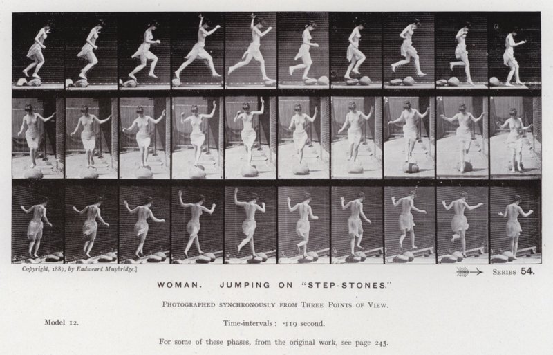 Den mänskliga figuren i rörelse: Kvinna som hoppar på "stegstenar" (s/v foto) av Eadweard Muybridge