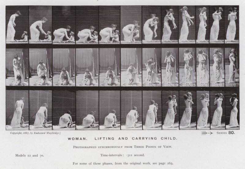 Den mänskliga figuren i rörelse: Kvinna, lyftande och bärande barn (s/v foto) av Eadweard Muybridge