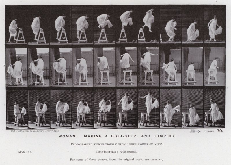 Den mänskliga figuren i rörelse: Kvinnan tar ett högt steg och hoppar (s/v foto) av Eadweard Muybridge