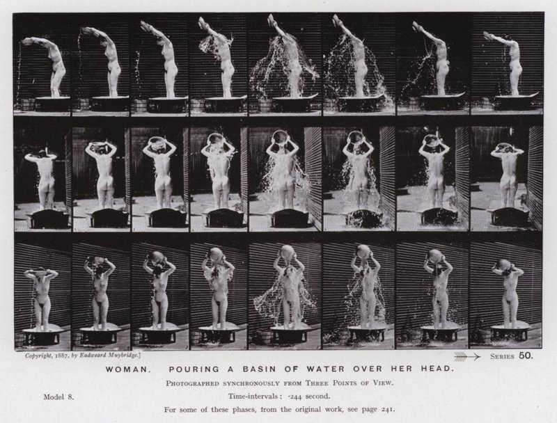 Den mänskliga figuren i rörelse: Kvinna som häller en bassäng med vatten över huvudet (s/v foto) av Eadweard Muybridge