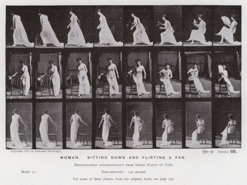 Den mänskliga figuren i rörelse: Kvinna som sitter ner och flirtar ett fan (s/v foto) av Eadweard Muybridge
