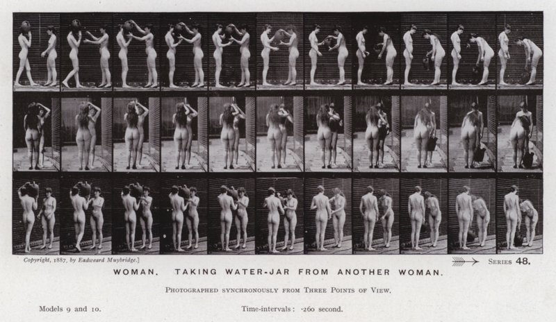 Den mänskliga figuren i rörelse: Kvinna som tar vattenburk från en annan kvinna (s/v foto) av Eadweard Muybridge