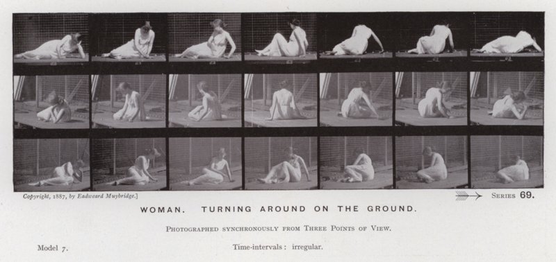 Den mänskliga figuren i rörelse: Kvinna som vänder sig om på marken (s/v foto) av Eadweard Muybridge