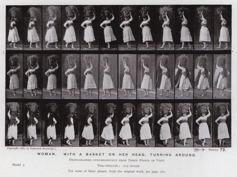 Den mänskliga figuren i rörelse: Kvinna, med en korg på huvudet, vänder sig om (s/v foto) av Eadweard Muybridge
