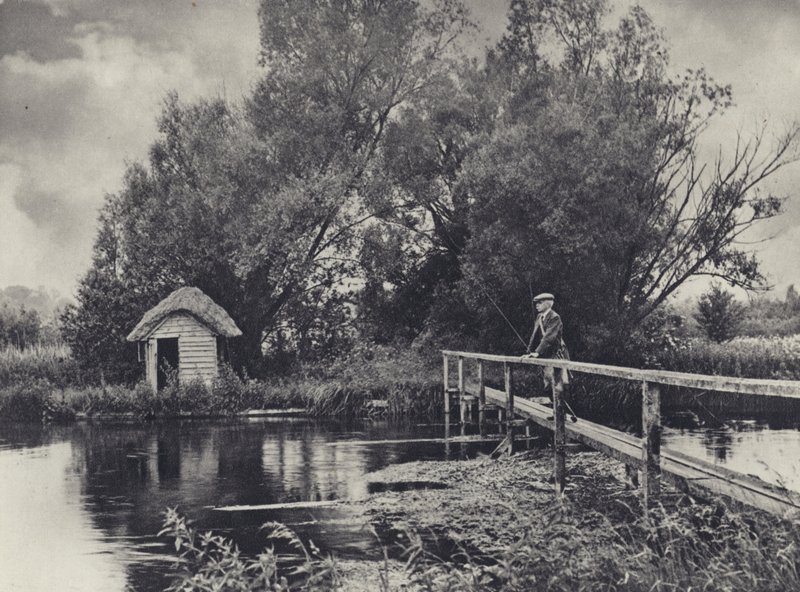 En hydda vid Leckford Water (svartvitt foto) av Edward Alfred Barton
