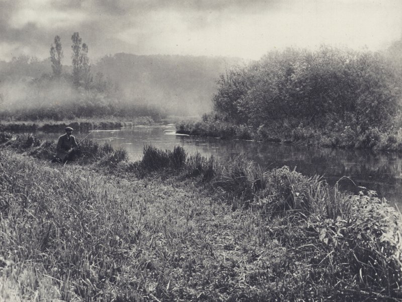 En dimmig höstmorgon på testet (svartvitt foto) av Edward Alfred Barton