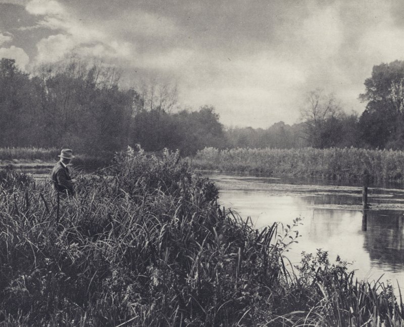 The Shallows vid Leckford on the Test (svartvitt foto) av Edward Alfred Barton