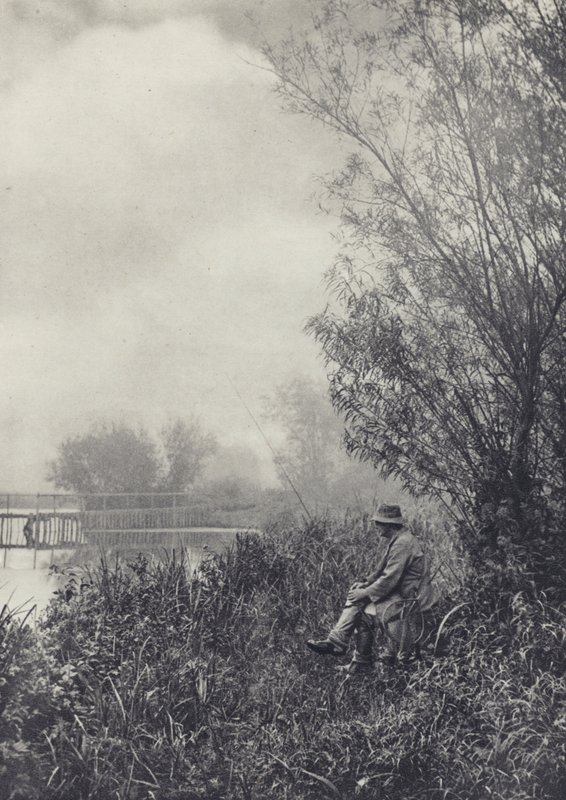 I väntan på att dimman ska skingras (svartvitt foto) av Edward Alfred Barton