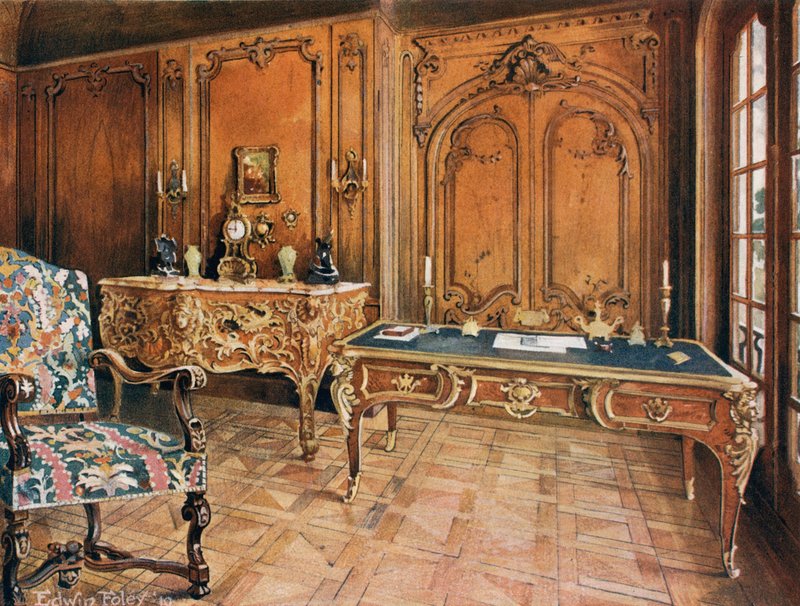 Rum med paneler: Fransk--Regentsens stil. Snidade ekstol. Ormolu-monterad mahogny Skrivbord. Ormolu-monterad bombkommod, av Charles Cressent av Edwin John Foley