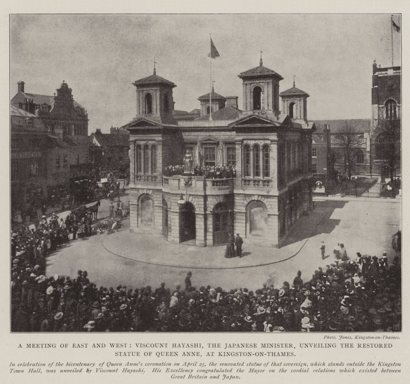 Ett möte mellan öst och väst, Viscount Hayashi, den japanska ministern, avtäcker den restaurerade statyn av drottning Anne, i Kingston-on-Thames, 3 maj 1902 av English Photographer